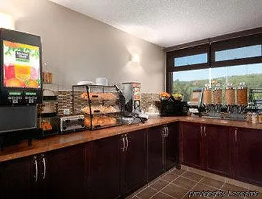 Days Inn By Wyndham Calgary Northwest Otel